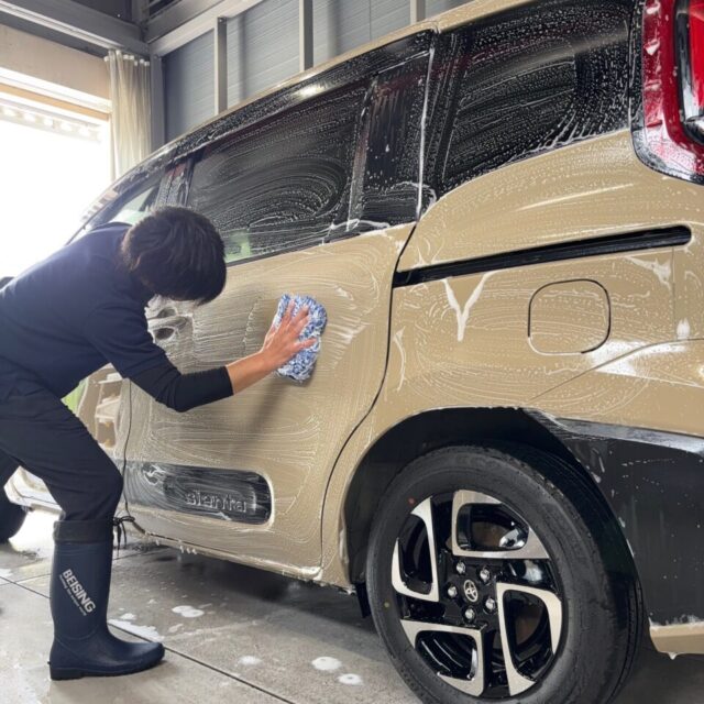徳島県板野郡よりご来店頂いた新車 トヨタ MXPL10 シエンタへ、徳島県三好市のカーコーティング専門店SOUPが細部洗浄・下地処理を実施。ボディ表面だけでなく、エンブレム周辺・ドア内・細かな隙間に付着した汚れや油分を徹底的に洗浄し、G.Guardガラスコーティング プラチナ3層コーティングの性能を最大限発揮できる最適な塗装状態へ整えます。新車施工だからこそ重要となる下地処理で、美しい艶と高耐久被膜の土台を丁寧に作り上げます。