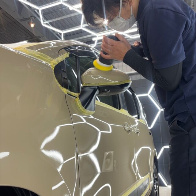 新車 トヨタ MXPL10 シエンタへ、徳島県三好市のカーコーティング専門店SOUPが軽研磨を施工。新車でも見られる微細な洗車キズや塗装面の曇りを丁寧に整え、塗装本来の透明感と艶を最大限まで引き出します。G.Guardガラスコーティング プラチナ3層コーティングの密着性を高める重要な下地工程として、一台一台の塗装状態に合わせた最適な磨きで、美しいボディラインを際立たせます。