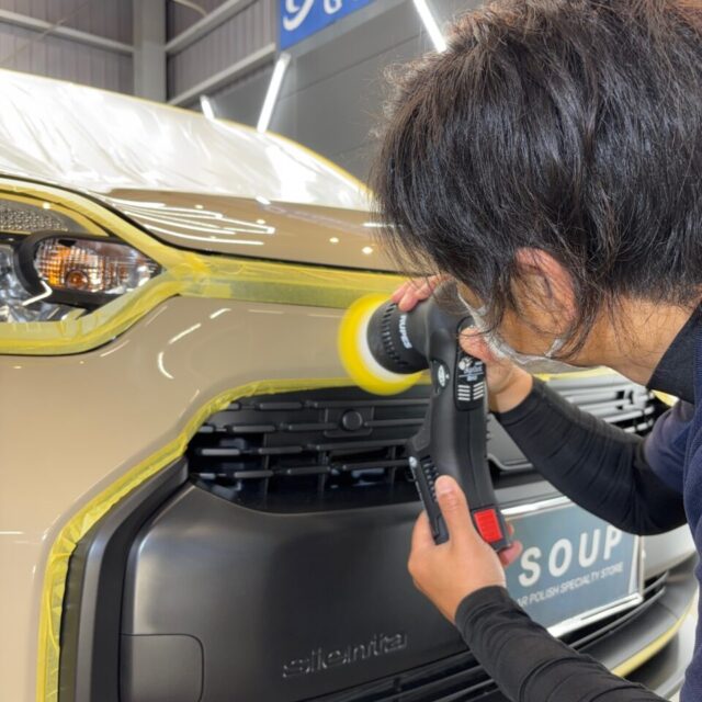 新車 トヨタ MXPL10 シエンタへ、徳島県三好市のカーコーティング専門店SOUPが軽研磨を施工。新車でも見られる微細な洗車キズや塗装面の曇りを丁寧に整え、塗装本来の透明感と艶を最大限まで引き出します。G.Guardガラスコーティング プラチナ3層コーティングの密着性を高める重要な下地工程として、一台一台の塗装状態に合わせた最適な磨きで、美しいボディラインを際立たせます。