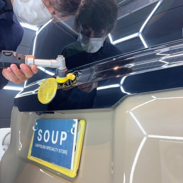 新車 トヨタ MXPL10 シエンタへ、徳島県三好市のカーコーティング専門店SOUPが軽研磨を施工。新車でも見られる微細な洗車キズや塗装面の曇りを丁寧に整え、塗装本来の透明感と艶を最大限まで引き出します。G.Guardガラスコーティング プラチナ3層コーティングの密着性を高める重要な下地工程として、一台一台の塗装状態に合わせた最適な磨きで、美しいボディラインを際立たせます。