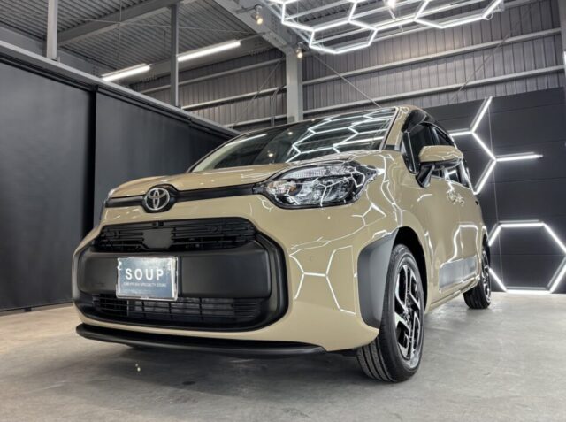 徳島県板野郡よりご来店頂いた新車 トヨタ MXPL10 シエンタへ、G.Guardガラスコーティング プラチナ3層コーティング施工が完了。徳島県三好市のカーコーティング専門店SOUPによる徹底した下地処理・軽研磨・スプレーガン施工・TOPコート施工・遠赤外線乾燥により、圧倒的な艶と高耐久ガラス被膜を実現した特別な一台へ仕上がりました。新車の美しさを長期間守り続ける、プレミアムガラスコーティング施工です。