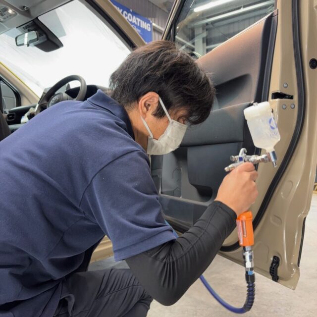 徳島県三好市のカーコーティング専門店SOUPにて、新車 トヨタ MXPL10 シエンタへG.Guardガラスコーティング プラチナ3層コーティングをスプレーガン施工。スプレーガンによる均一な塗布により、ムラのない高密度ガラス被膜を形成し、優れた撥水性能・防汚性能・耐久性を実現します。シエンタ特有の広いボディ面や細かな形状にも均一にコーティングを施工することで、深みのある艶と高級感あふれる仕上がりへ導きます。