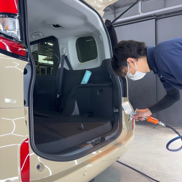 徳島県三好市のカーコーティング専門店SOUPにて、新車 トヨタ MXPL10 シエンタへG.Guardガラスコーティング プラチナ3層コーティングをスプレーガン施工。スプレーガンによる均一な塗布により、ムラのない高密度ガラス被膜を形成し、優れた撥水性能・防汚性能・耐久性を実現します。シエンタ特有の広いボディ面や細かな形状にも均一にコーティングを施工することで、深みのある艶と高級感あふれる仕上がりへ導きます。