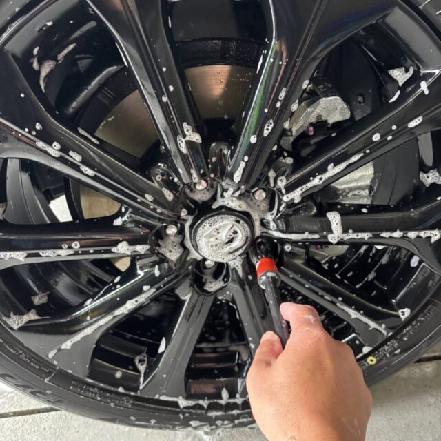 徳島県三好市のカーコーティング専門店SOUPで施工中の新車マツダ KH3P CX-60。SystemX PROセラミックコーティング施工前に、細部洗浄と下地処理を丁寧に行い、美しい艶と高い密着性を実現するベースを整えています。