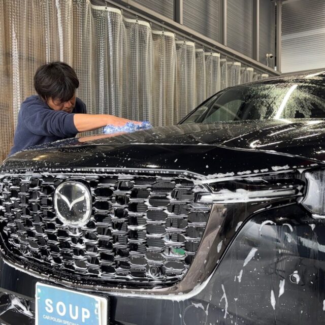 徳島県三好市のカーコーティング専門店SOUPで施工中の新車マツダ KH3P CX-60。SystemX PROセラミックコーティング施工前に、細部洗浄と下地処理を丁寧に行い、美しい艶と高い密着性を実現するベースを整えています。