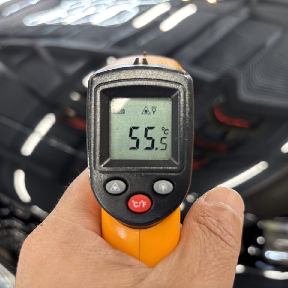 マツダ CX-60のボンネット内側を測定した非接触温度計の表示55.5℃