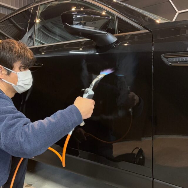 徳島県三好市よりご来店頂いた新車マツダ KH3P CX-60へ、カーコーティング専門店SOUPがSystemX専用ガスプライマーを施工中。セラミック被膜との密着性を向上させ、優れた耐久性・防汚性能・美しい艶を長期間維持する重要な下地工程です。