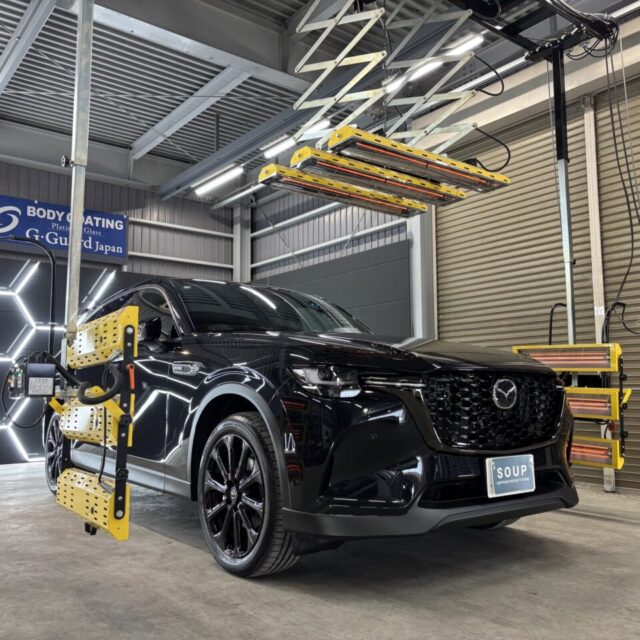 徳島県三好市のカーコーティング専門店SOUPにて、遠赤外線ヒーター乾燥中の新車マツダ KH3P CX-60。SystemX PROセラミックコーティングを安定硬化させることで、深い艶・優れた撥水性能・高耐久性能を最大限に高めています。