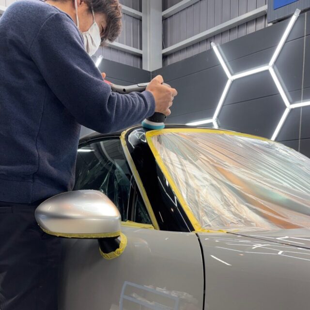 徳島県美馬市よりご来店頂いた新車 マツダ ND5RE ロードスターへ、カーコーティング専門店SOUPがSystemX Crystal SSセラミックコーティングと軽研磨を施工。塗装面の微細な曇りを整えることで、鮮やかな艶と透明感を実現。幌コーティングも同時施工し、オープンカーならではの美観と保護性能を高次元で両立しました。
