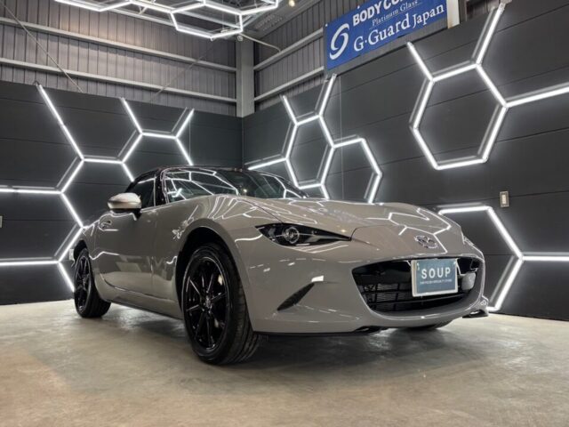 徳島県美馬市よりご来店頂いた新車 マツダ ND5RE ロードスターへ、カーコーティング専門店SOUPにてSystemX Crystal SSセラミックコーティングを施工。深みのある艶と高硬度被膜がボディを包み込み、スポーツカー特有の美しいボディラインを長期間保護。さらに幌コーティングも同時施工し、撥水性と防汚性能を高めました。