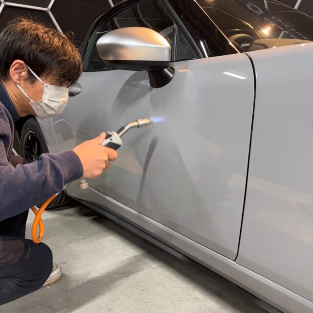 徳島県美馬市よりご来店頂いた新車 マツダ ND5RE ロードスターへ、SystemX Crystal SS専用ガスプライマーを施工中。カーコーティング専門店SOUPならではの下地工程により、セラミックコーティングの密着性・耐久性・光沢感を向上。幌コーティング前にも専用処理を行い、繊維内部までしっかり保護します。