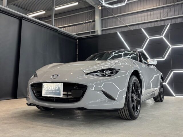 徳島県美馬市よりご来店頂いた新車 マツダ ND5RE ロードスターへ、カーコーティング専門店SOUPにてSystemX Crystal SSセラミックコーティングを施工。深みのある艶と高硬度被膜がボディを包み込み、スポーツカー特有の美しいボディラインを長期間保護。さらに幌コーティングも同時施工し、撥水性と防汚性能を高めました。