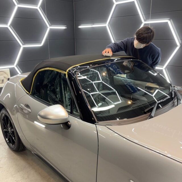 徳島県美馬市よりご来店頂いた新車 マツダ ND5RE ロードスターの幌部分には、専用幌コーティングを施工。オープンカー特有の幌素材は紫外線や雨水、汚れの影響を受けやすいため、専用保護剤で繊維内部までしっかりコーティングを行います。撥水性能を高めることで雨染みや汚れの付着を軽減し、色褪せや劣化対策にも効果的。カーコーティング専門店SOUPならではの丁寧な施工で、ボディだけでなく幌まで美しい状態を維持します。