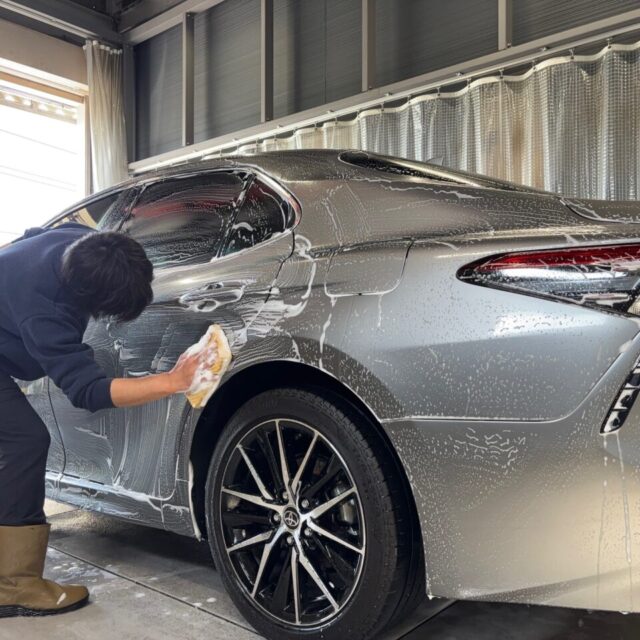 徳島県徳島市よりご来店頂いたトヨタ AXVH70 カムリに、徳島県三好市カーコーティング専門店SOUPが細部洗浄・下地処理を施工。エンブレム周辺やパネルの隙間、モール部分などに蓄積した汚れを徹底的に除去し、SystemX PROセラミックコーティングの性能を最大限発揮できる理想的な塗装コンディションへ整えます。