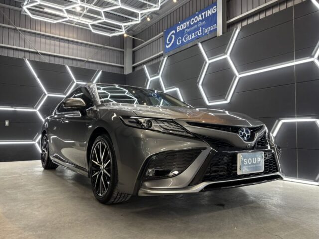 徳島県徳島市よりご来店頂いたトヨタ AXVH70 カムリへ、徳島県三好市カーコーティング専門店SOUPによるSystemX PROセラミックコーティングおよびG.Guardホイールコーティング施工が完了。徹底した下地処理、研磨、ガスプライマー処理を経て形成された高品質セラミック被膜により、圧倒的な艶・高耐久性能・優れた防汚性能を兼ね備えた特別な一台へ仕上がりました。