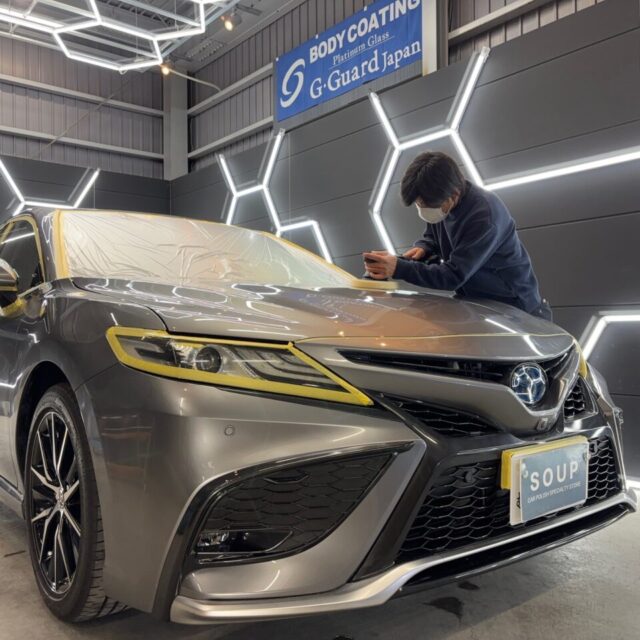 徳島県三好市カーコーティング専門店SOUPにて、トヨタ AXVH70 カムリへ下地補正研磨を施工。中古車特有の洗車キズやくすみ、小キズを丁寧に除去し、塗装本来の艶・光沢・透明感を引き出します。SystemX PROセラミックコーティングの密着性と耐久性を高める重要な工程です。