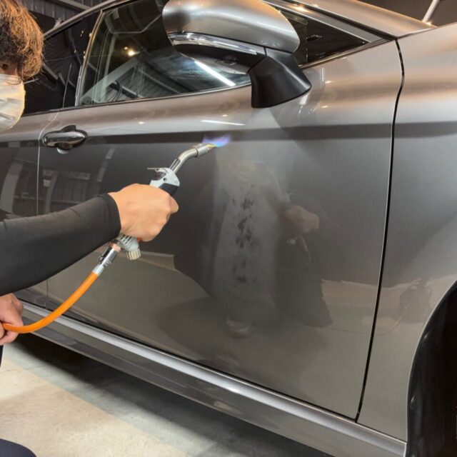 徳島県三好市カーコーティング専門店SOUPにて、トヨタ AXVH70 カムリへガスプライマー処理を施工。塗装表面に残る油分や不純物を除去し、セラミックコーティングとの結合力を向上。SystemX PROセラミックコーティングの定着性能と長期耐久性を最大限まで高めます。