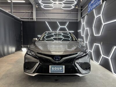 徳島県徳島市よりご来店頂いたトヨタ AXVH70 カムリへ、徳島県三好市カーコーティング専門店SOUPによるSystemX PROセラミックコーティングおよびG.Guardホイールコーティング施工が完了。徹底した下地処理、研磨、ガスプライマー処理を経て形成された高品質セラミック被膜により、圧倒的な艶・高耐久性能・優れた防汚性能を兼ね備えた特別な一台へ仕上がりました。