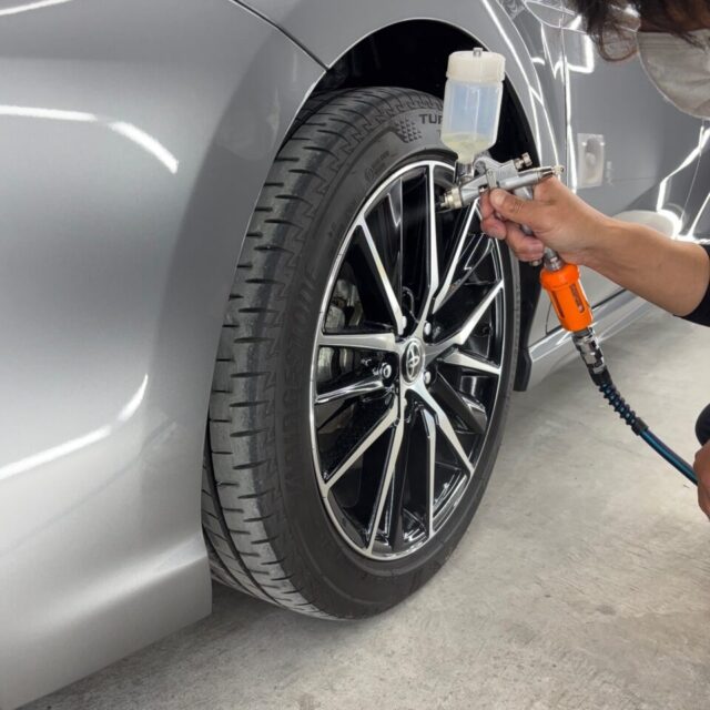 徳島県三好市カーコーティング専門店SOUPにて、トヨタ AXVH70 カムリのホイールへG.Guardホイールコーティングを施工。ブレーキダストや鉄粉、汚れの固着を抑制し、洗浄性を向上。美しいホイールデザインを長期間維持できるよう保護します。