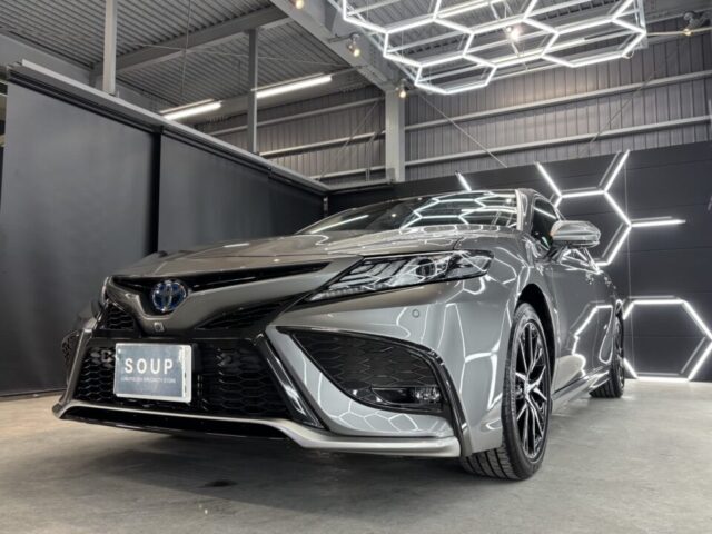 徳島県徳島市よりご来店頂いたトヨタ AXVH70 カムリへ、徳島県三好市カーコーティング専門店SOUPによるSystemX PROセラミックコーティングおよびG.Guardホイールコーティング施工が完了。徹底した下地処理、研磨、ガスプライマー処理を経て形成された高品質セラミック被膜により、圧倒的な艶・高耐久性能・優れた防汚性能を兼ね備えた特別な一台へ仕上がりました。