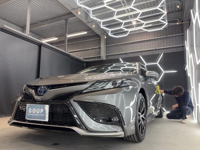 徳島県徳島市よりご来店頂いたトヨタ AXVH70 カムリへ、徳島県三好市カーコーティング専門店SOUPによるSystemX PROセラミックコーティングおよびG.Guardホイールコーティング施工が完了。徹底した下地処理、研磨、ガスプライマー処理を経て形成された高品質セラミック被膜により、圧倒的な艶・高耐久性能・優れた防汚性能を兼ね備えた特別な一台へ仕上がりました。