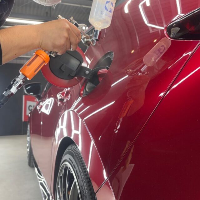 徳島県三好市のカーコーティング専門店SOUPにて、マツダ BPEP MAZDA3ファストバックのグリル・エアロパーツ・複雑な形状の細部へSystemX Crystal SSセラミックコーティングをスプレーガン施工。細かな箇所までムラなくコーティングすることで、ボディ全体を高いレベルで保護し、美しい仕上がりを実現します。