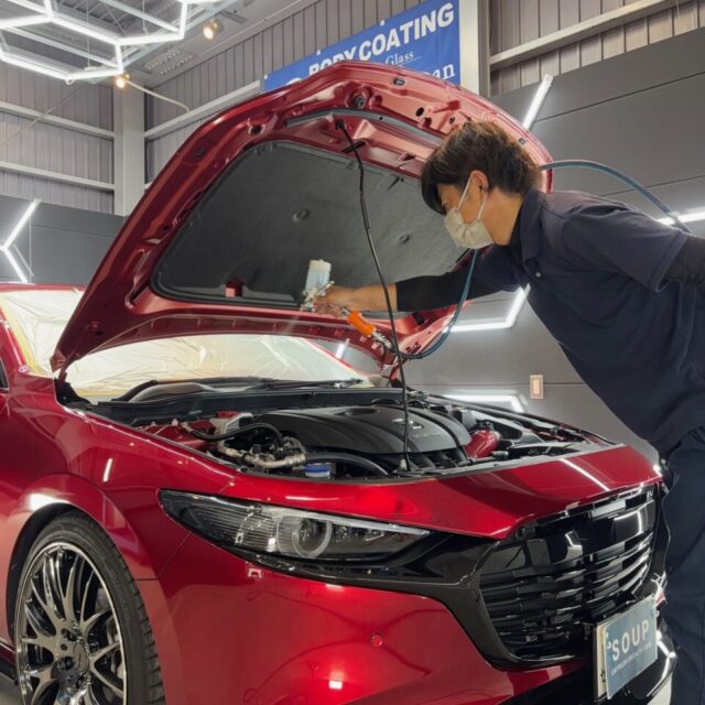 徳島県三好市のカーコーティング専門店SOUPにて、マツダ BPEP MAZDA3ファストバックのグリル・エアロパーツ・複雑な形状の細部へSystemX Crystal SSセラミックコーティングをスプレーガン施工。細かな箇所までムラなくコーティングすることで、ボディ全体を高いレベルで保護し、美しい仕上がりを実現します。
