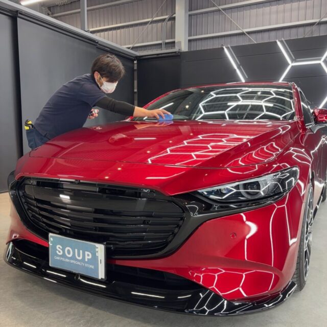 マツダ BPEP MAZDA3ファストバックへ、徳島県三好市のカーコーティング専門店SOUPがSystemX Crystal SSセラミックコーティングを手塗り施工。塗装状態を確認しながら丁寧に塗布することで、深みのある艶と高い防汚性能を発揮する均一なセラミック被膜を形成します。