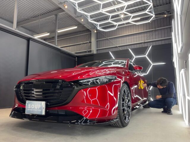 徳島県板野郡よりご来店いただいたマツダ BPEP MAZDA3ファストバックへ、SystemX Crystal SSセラミックコーティング施工が完了。徳島県三好市のカーコーティング専門店SOUPによる細部洗浄・軽研磨・ガスプライマー処理・手塗り施工・スプレーガン施工・遠赤外線乾燥を経て、深みのある艶と優れた防汚性能、高耐久セラミック被膜を備えた美しいMAZDA3ファストバックへ仕上がりました。