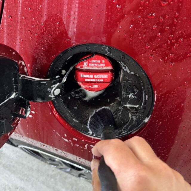 徳島県板野郡よりご来店いただいたマツダ BPEP MAZDA3ファストバックを、徳島県三好市のカーコーティング専門店SOUPにて細部洗浄・下地処理施工。ドアヒンジやエンブレム周辺、グリル内部などの細かな隙間に蓄積した汚れや油分を徹底的に除去し、SystemX Crystal SSセラミックコーティングの密着性と耐久性を最大限に引き出せる塗装状態へ整えます。
