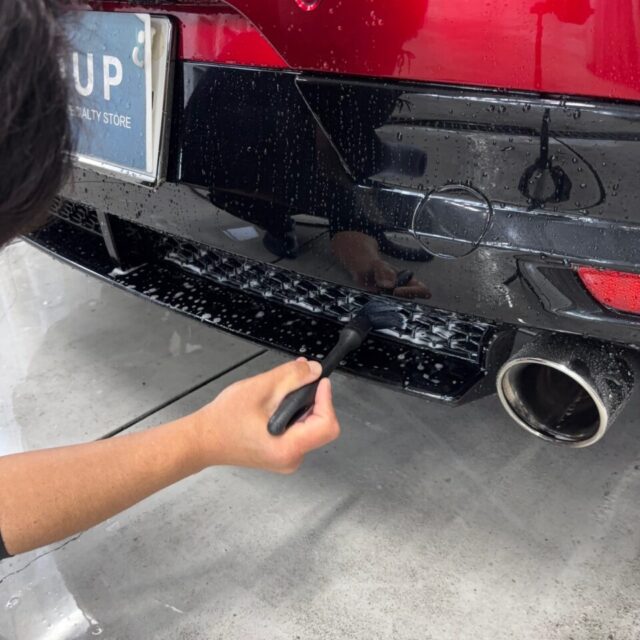 徳島県板野郡よりご来店いただいたマツダ BPEP MAZDA3ファストバックを、徳島県三好市のカーコーティング専門店SOUPにて細部洗浄・下地処理施工。ドアヒンジやエンブレム周辺、グリル内部などの細かな隙間に蓄積した汚れや油分を徹底的に除去し、SystemX Crystal SSセラミックコーティングの密着性と耐久性を最大限に引き出せる塗装状態へ整えます。