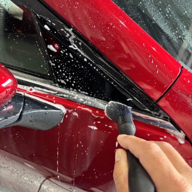 徳島県板野郡よりご来店いただいたマツダ BPEP MAZDA3ファストバックを、徳島県三好市のカーコーティング専門店SOUPにて細部洗浄・下地処理施工。ドアヒンジやエンブレム周辺、グリル内部などの細かな隙間に蓄積した汚れや油分を徹底的に除去し、SystemX Crystal SSセラミックコーティングの密着性と耐久性を最大限に引き出せる塗装状態へ整えます。