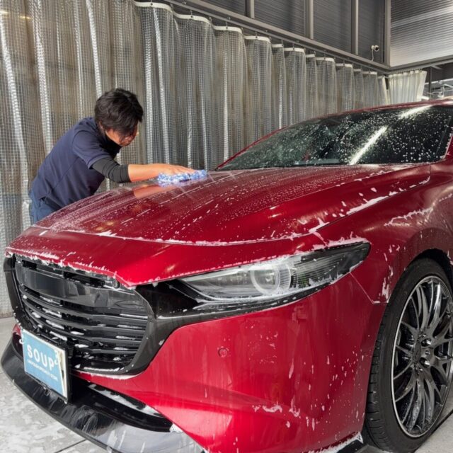 徳島県板野郡よりご来店いただいたマツダ BPEP MAZDA3ファストバックを、徳島県三好市のカーコーティング専門店SOUPにて細部洗浄・下地処理施工。ドアヒンジやエンブレム周辺、グリル内部などの細かな隙間に蓄積した汚れや油分を徹底的に除去し、SystemX Crystal SSセラミックコーティングの密着性と耐久性を最大限に引き出せる塗装状態へ整えます。