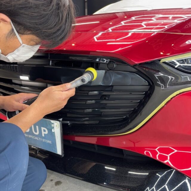 マツダ BPEP MAZDA3ファストバックへ、徳島県三好市のカーコーティング専門店SOUPが軽研磨を施工。日常使用によって蓄積した微細な洗車キズや塗装面のくすみを丁寧に整え、MAZDA3特有の美しいボディラインと塗装本来の透明感・艶を引き出します。SystemX Crystal SSセラミックコーティングの仕上がりを左右する重要な下地処理工程です。