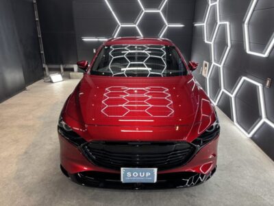 徳島県板野郡よりご来店いただいたマツダ BPEP MAZDA3ファストバックへ、SystemX Crystal SSセラミックコーティング施工が完了。徳島県三好市のカーコーティング専門店SOUPによる細部洗浄・軽研磨・ガスプライマー処理・手塗り施工・スプレーガン施工・遠赤外線乾燥を経て、深みのある艶と優れた防汚性能、高耐久セラミック被膜を備えた美しいMAZDA3ファストバックへ仕上がりました。