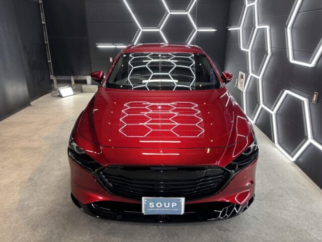 徳島県板野郡よりご来店いただいたマツダ BPEP MAZDA3ファストバックへ、SystemX Crystal SSセラミックコーティング施工が完了。徳島県三好市のカーコーティング専門店SOUPによる細部洗浄・軽研磨・ガスプライマー処理・手塗り施工・スプレーガン施工・遠赤外線乾燥を経て、深みのある艶と優れた防汚性能、高耐久セラミック被膜を備えた美しいMAZDA3ファストバックへ仕上がりました。