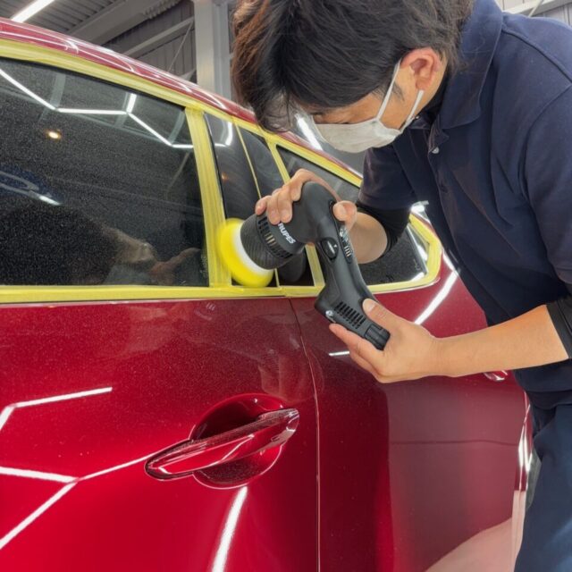 マツダ BPEP MAZDA3ファストバックへ、徳島県三好市のカーコーティング専門店SOUPが軽研磨を施工。日常使用によって蓄積した微細な洗車キズや塗装面のくすみを丁寧に整え、MAZDA3特有の美しいボディラインと塗装本来の透明感・艶を引き出します。SystemX Crystal SSセラミックコーティングの仕上がりを左右する重要な下地処理工程です。