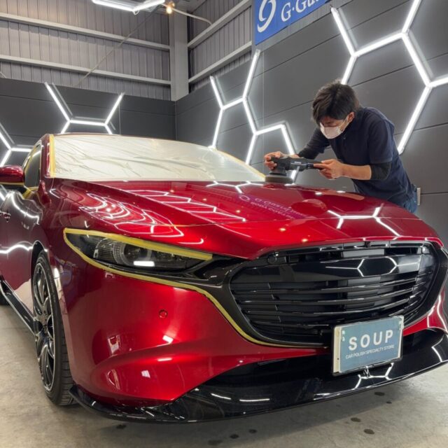 マツダ BPEP MAZDA3ファストバックへ、徳島県三好市のカーコーティング専門店SOUPが軽研磨を施工。日常使用によって蓄積した微細な洗車キズや塗装面のくすみを丁寧に整え、MAZDA3特有の美しいボディラインと塗装本来の透明感・艶を引き出します。SystemX Crystal SSセラミックコーティングの仕上がりを左右する重要な下地処理工程です。