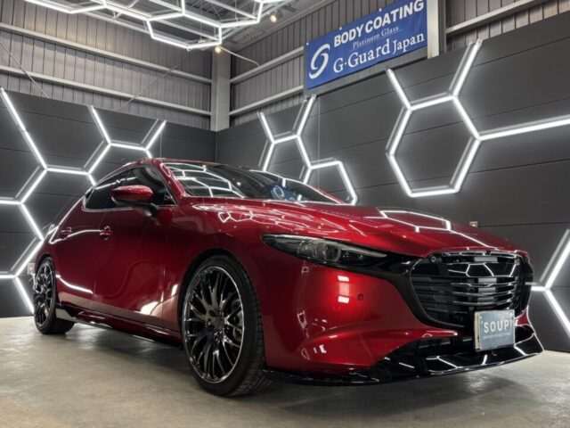 徳島県板野郡よりご来店いただいたマツダ BPEP MAZDA3ファストバックへ、SystemX Crystal SSセラミックコーティング施工が完了。徳島県三好市のカーコーティング専門店SOUPによる細部洗浄・軽研磨・ガスプライマー処理・手塗り施工・スプレーガン施工・遠赤外線乾燥を経て、深みのある艶と優れた防汚性能、高耐久セラミック被膜を備えた美しいMAZDA3ファストバックへ仕上がりました。