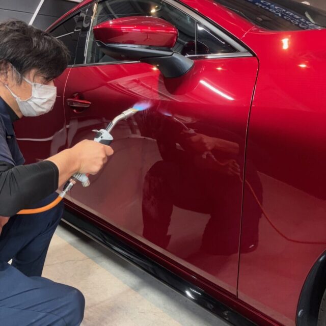 徳島県三好市のカーコーティング専門店SOUPにて、マツダ BPEP MAZDA3ファストバックへガスプライマー処理を実施。塗装表面を分子レベルで活性化し、SystemX Crystal SSセラミックコーティングとの結合力を向上させます。セラミック被膜の定着性を高め、優れた耐久性と保護性能を実現するための重要な工程です。