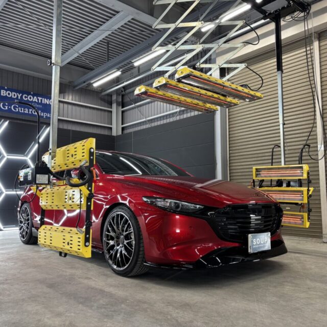 徳島県三好市のカーコーティング専門店SOUPにて、マツダ BPEP MAZDA3ファストバックへ遠赤外線ヒーターによる加熱乾燥を実施。SystemX Crystal SSセラミックコーティングの硬化を促進し、被膜の強度・艶・耐薬品性能・耐久性を最大限まで高めます。