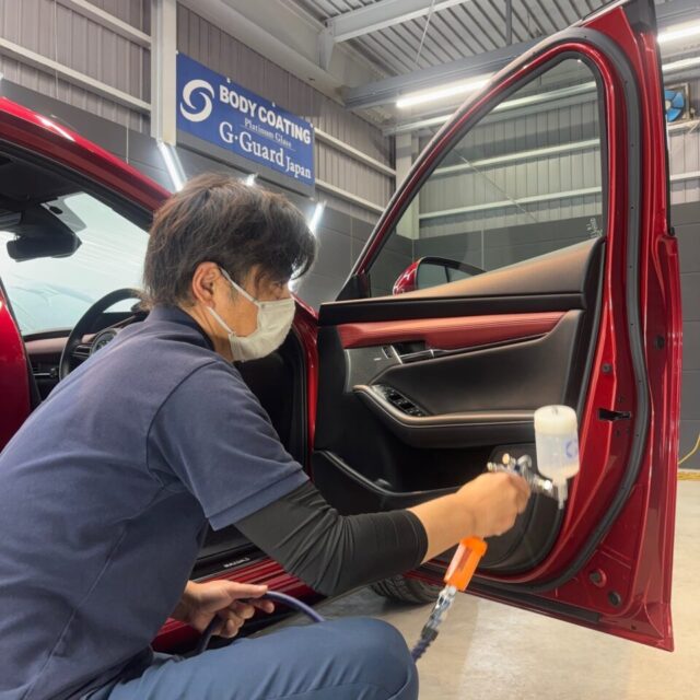 徳島県三好市のカーコーティング専門店SOUPにて、マツダ BPEP MAZDA3ファストバックのグリル・エアロパーツ・複雑な形状の細部へSystemX Crystal SSセラミックコーティングをスプレーガン施工。細かな箇所までムラなくコーティングすることで、ボディ全体を高いレベルで保護し、美しい仕上がりを実現します。