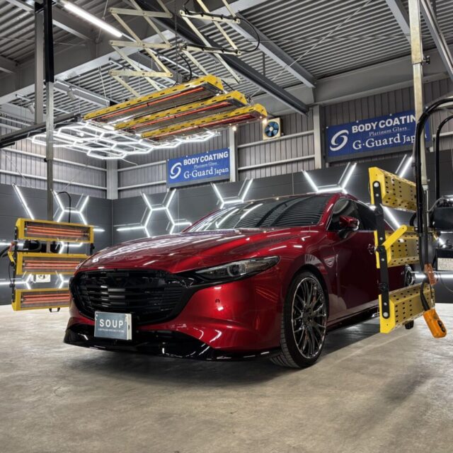 徳島県三好市のカーコーティング専門店SOUPにて、マツダ BPEP MAZDA3ファストバックへ遠赤外線ヒーターによる加熱乾燥を実施。SystemX Crystal SSセラミックコーティングの硬化を促進し、被膜の強度・艶・耐薬品性能・耐久性を最大限まで高めます。