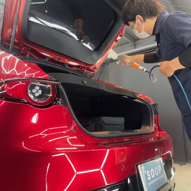 徳島県三好市のカーコーティング専門店SOUPにて、マツダ BPEP MAZDA3ファストバックのグリル・エアロパーツ・複雑な形状の細部へSystemX Crystal SSセラミックコーティングをスプレーガン施工。細かな箇所までムラなくコーティングすることで、ボディ全体を高いレベルで保護し、美しい仕上がりを実現します。