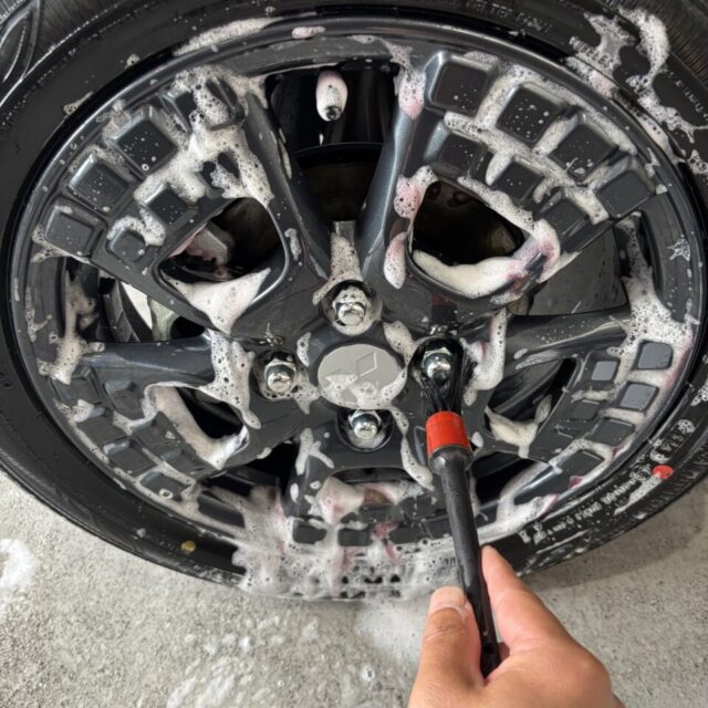 徳島県三好郡よりご来店いただいた新車 ミツビシ BA6A デリカミニを、徳島県三好市のカーコーティング専門店SOUPにて細部洗浄・下地処理施工。ボディ表面だけでなく、エンブレム周辺やドア内側、細かな隙間に付着した汚れや油分を徹底的に除去します。SystemX PROセラミックコーティングの性能を最大限発揮できる最適な塗装コンディションへ整える重要な工程です。
