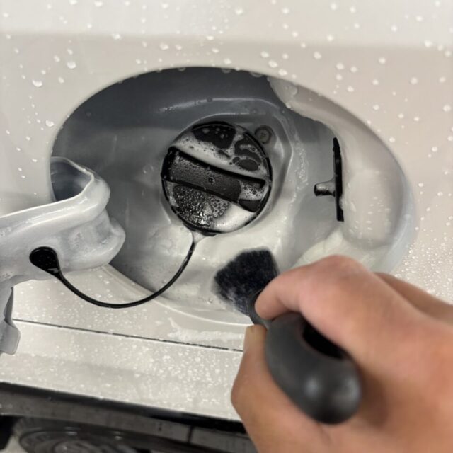 徳島県三好郡よりご来店いただいた新車 ミツビシ BA6A デリカミニを、徳島県三好市のカーコーティング専門店SOUPにて細部洗浄・下地処理施工。ボディ表面だけでなく、エンブレム周辺やドア内側、細かな隙間に付着した汚れや油分を徹底的に除去します。SystemX PROセラミックコーティングの性能を最大限発揮できる最適な塗装コンディションへ整える重要な工程です。
