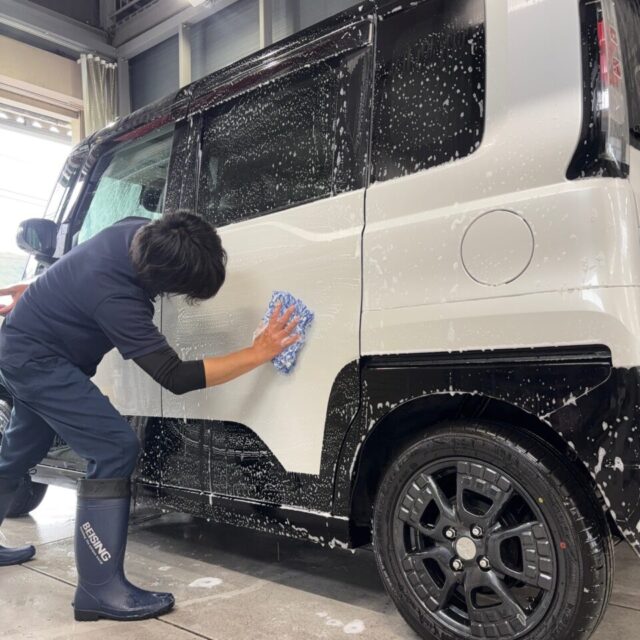 徳島県三好郡よりご来店いただいた新車 ミツビシ BA6A デリカミニを、徳島県三好市のカーコーティング専門店SOUPにて細部洗浄・下地処理施工。ボディ表面だけでなく、エンブレム周辺やドア内側、細かな隙間に付着した汚れや油分を徹底的に除去します。SystemX PROセラミックコーティングの性能を最大限発揮できる最適な塗装コンディションへ整える重要な工程です。