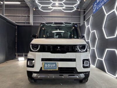 徳島県三好郡よりご来店いただいた新車 ミツビシ BA6A デリカミニのSystemX PROセラミックコーティング施工が完了しました。徳島県三好市のカーコーティング専門店SOUPによる徹底した細部洗浄・軽研磨・手塗り施工・ガスプライマー施工・スプレーガン施工・遠赤外線乾燥により、高耐久なセラミック被膜と圧倒的な艶を実現。長期間にわたり美しさを維持できる特別な一台へと仕上がりました。