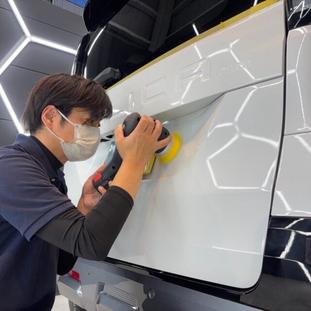 新車 ミツビシ BA6A デリカミニへ、徳島県三好市のカーコーティング専門店SOUPが軽研磨を実施。新車でも発生している微細な洗車キズや塗装のくもりを丁寧に整え、塗装本来の透明感と艶を引き出します。SystemX PROセラミックコーティングの密着性と仕上がり品質を向上させる大切な下地処理工程です。