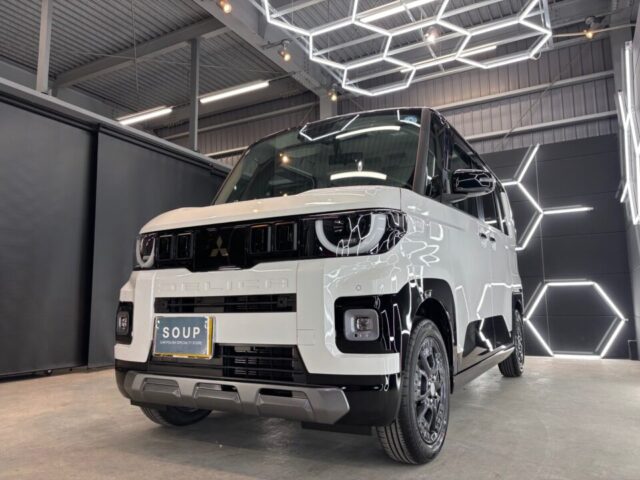 徳島県三好郡よりご来店いただいた新車 ミツビシ BA6A デリカミニのSystemX PROセラミックコーティング施工が完了しました。徳島県三好市のカーコーティング専門店SOUPによる徹底した細部洗浄・軽研磨・手塗り施工・ガスプライマー施工・スプレーガン施工・遠赤外線乾燥により、高耐久なセラミック被膜と圧倒的な艶を実現。長期間にわたり美しさを維持できる特別な一台へと仕上がりました。